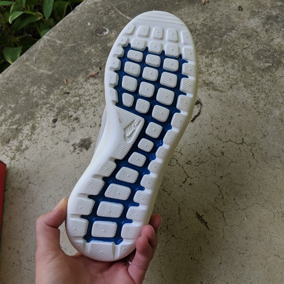 ONE LEFT Nike Roshe Two Light bone/Blue Jay/Sail - Picture 3 of 6